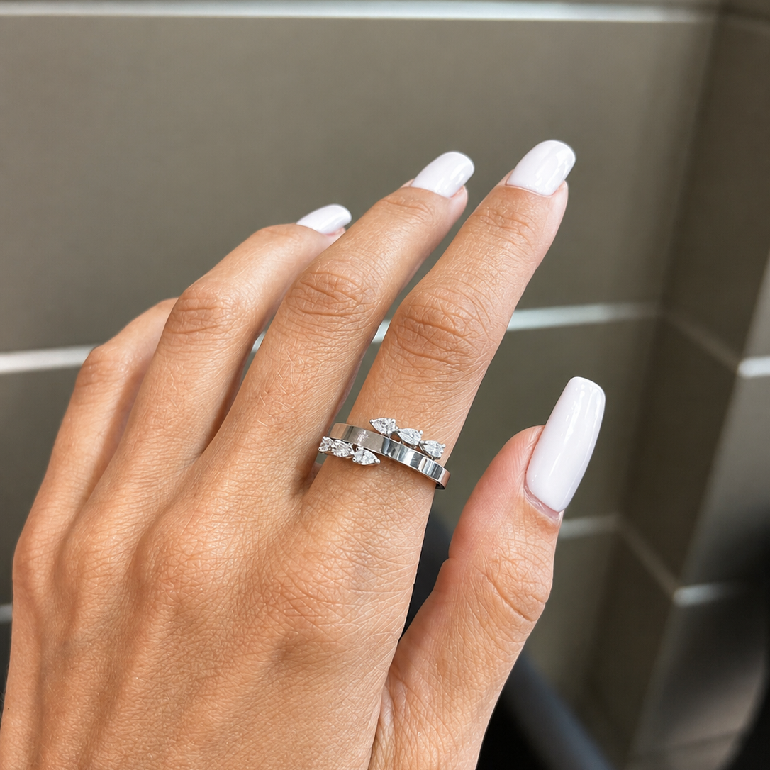 Simple Band with Pearshape Diamonds